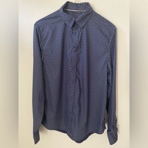 Mens buttondown shirt, navy pattern, stretch, size Mens S. Desert Dunes.